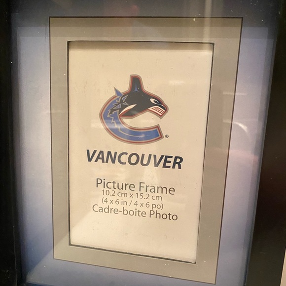 Canucks Clock + Frame - Picture 3 of 5